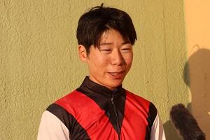 R03.11.18_2021YJSTR名古屋１勝利騎手.JPG