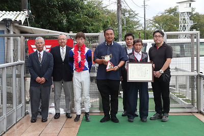 浅野騎手_R05.08.30 11R 岐阜金賞（SPⅠ）口取り写真.png